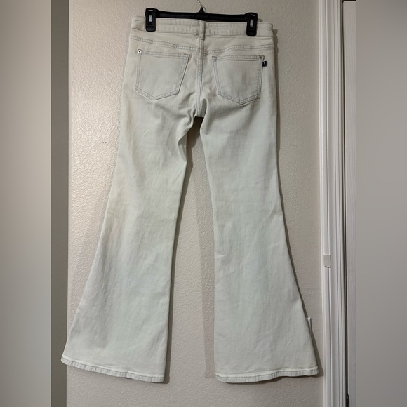 Pilcro mid rise flare leg soft comfortable denim jeans. Light wash - Picture 2 of 9